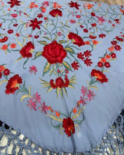 Mantón Flecos Celeste Bordado Multicolor